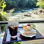 あきる野市の黒茶屋水の音のテラス_アイスコーヒーとあんみつの写真