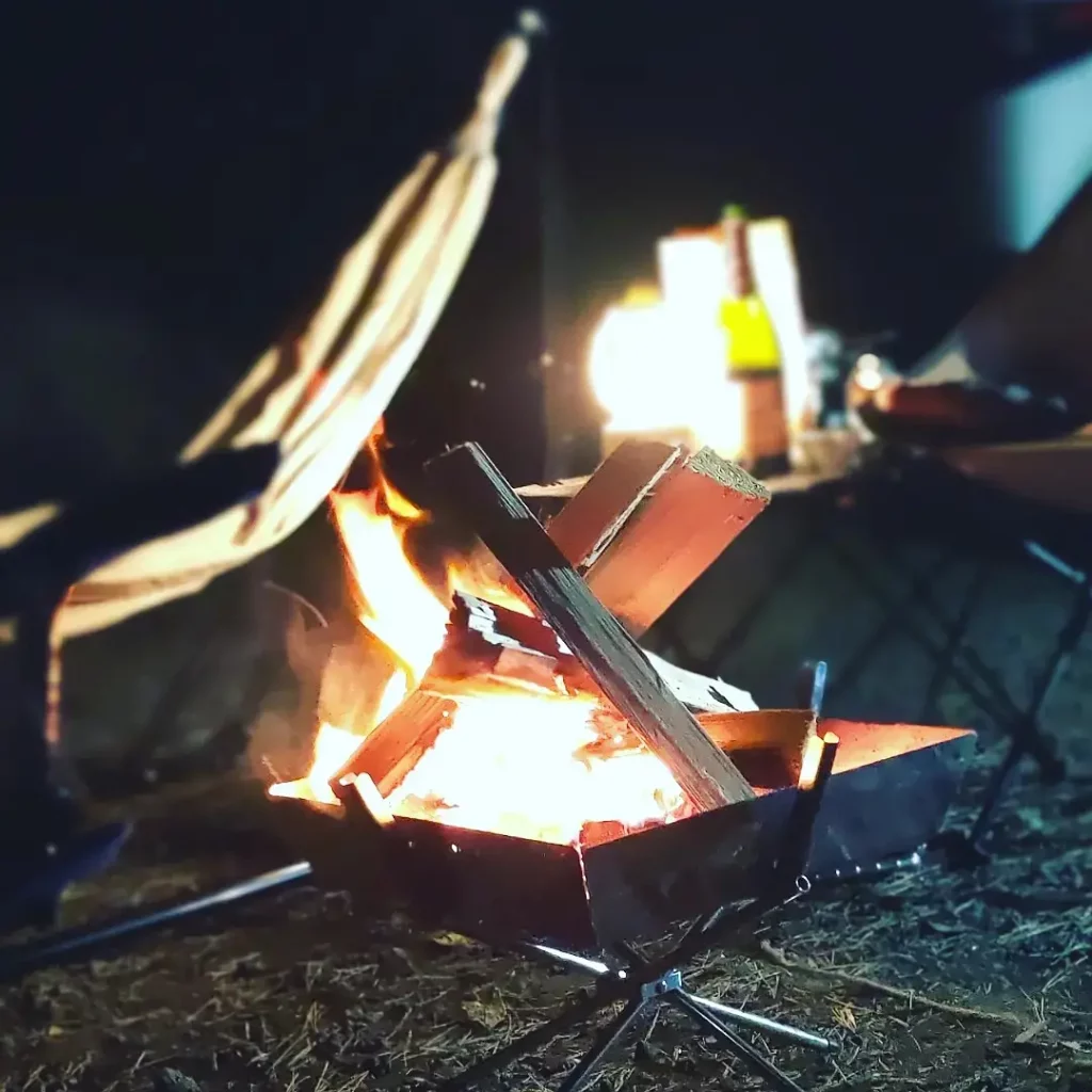 キャンプでのたき火の写真