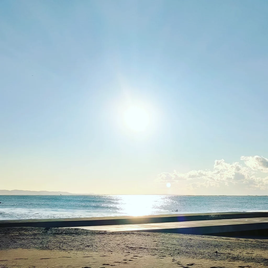 茅ヶ崎パークからの海と朝日の写真