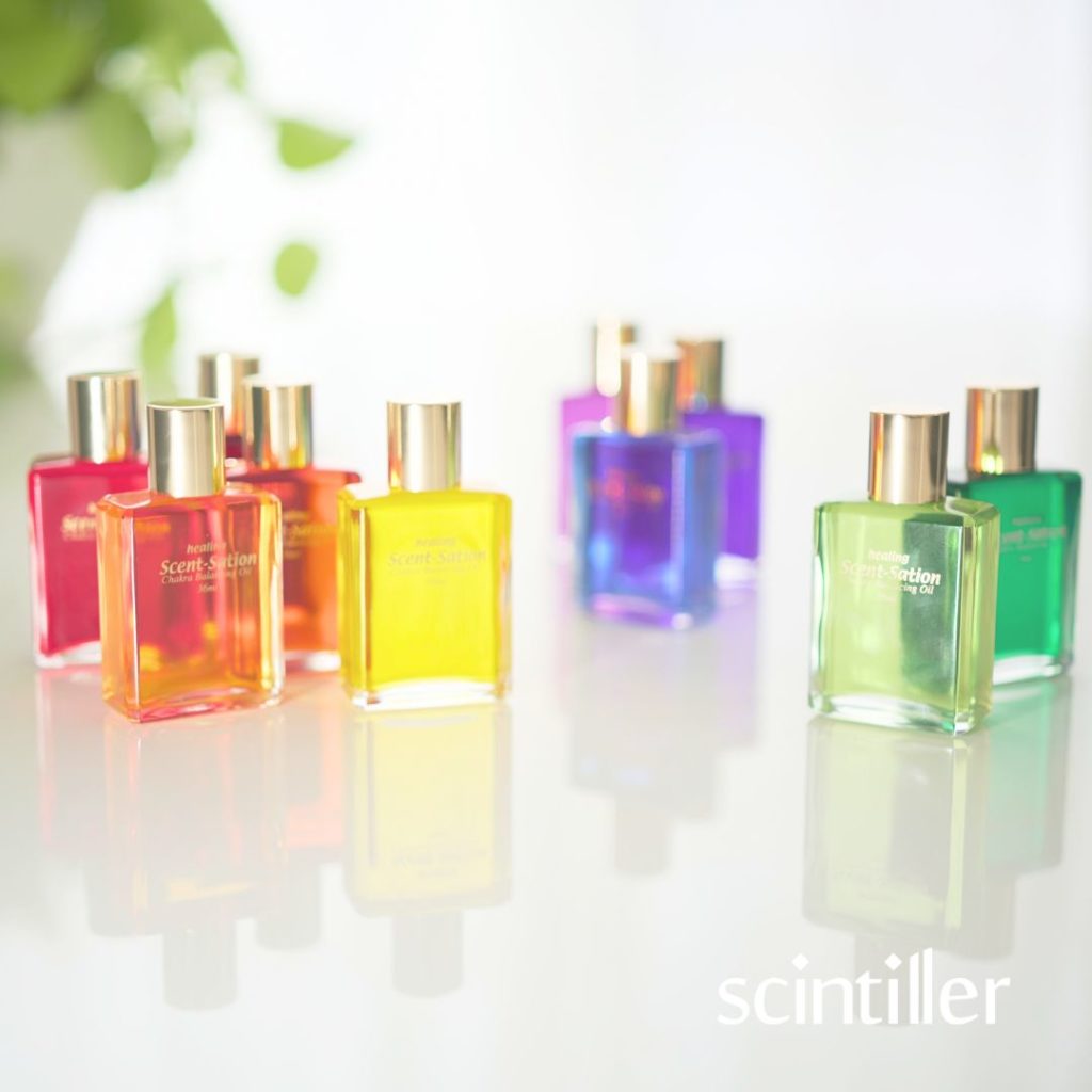 センセーションカラーセラピーのボトルが、無造作にバラバラに置いてある画像。リズム感がある。